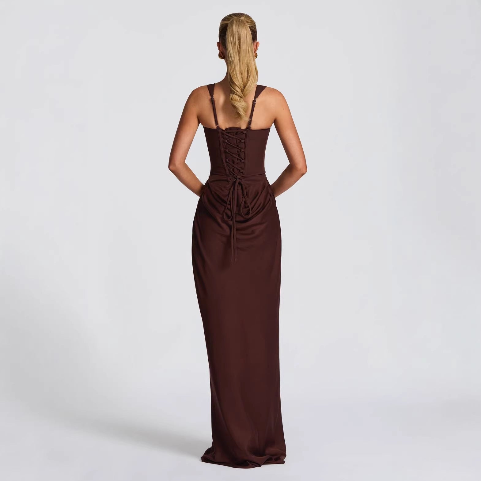 Ärmelloses, rückenfreies, eng anliegendes langes Kleid mit Fishtail-Saum