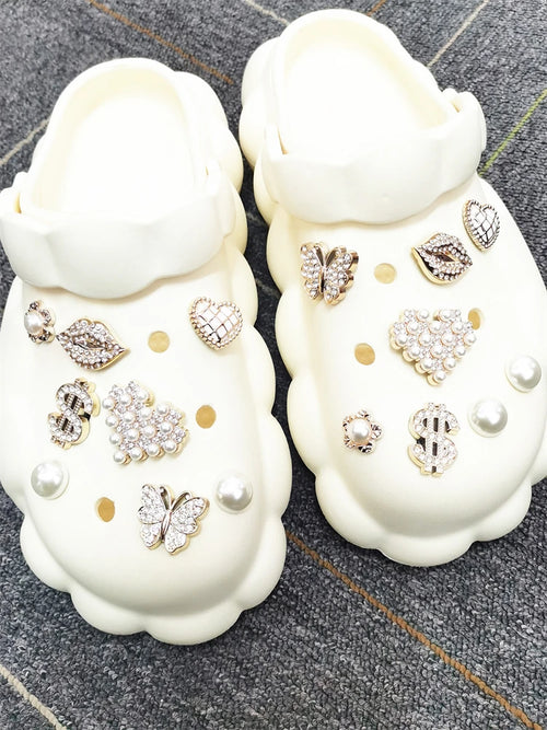 16 Stück Strass-Lippen-Schuh-Anhänger ABS Dollar Schnalle Dekorationen DIY Bling Herz-Anstecker Clog-Zubehör Passend für Damen Halloween Sandalen