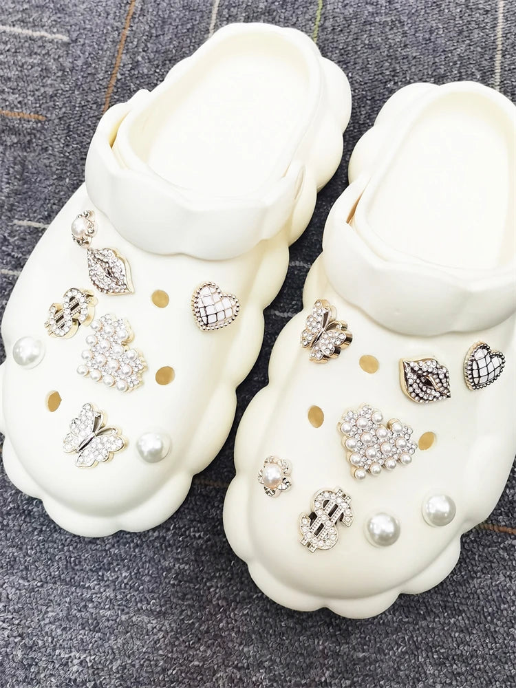16 Stück Strass-Lippen-Schuh-Anhänger ABS Dollar Schnalle Dekorationen DIY Bling Herz-Anstecker Clog-Zubehör Passend für Damen Halloween Sandalen