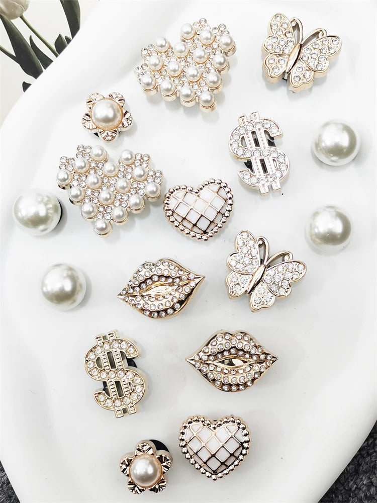 16 Stück Strass-Lippen-Schuh-Anhänger ABS Dollar Schnalle Dekorationen DIY Bling Herz-Anstecker Clog-Zubehör Passend für Damen Halloween Sandalen