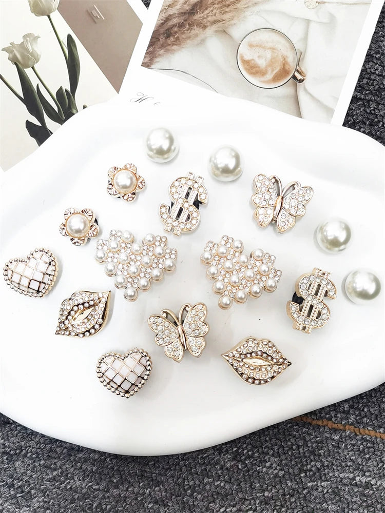 16 STÜCK Strass Lippen Schuh-Charms ABS-Dollar-Schnalle-Dekorationen DIY Bling Herz-Anstecker Clog-Zubehör Passend für Damen Halloween-Sandalen