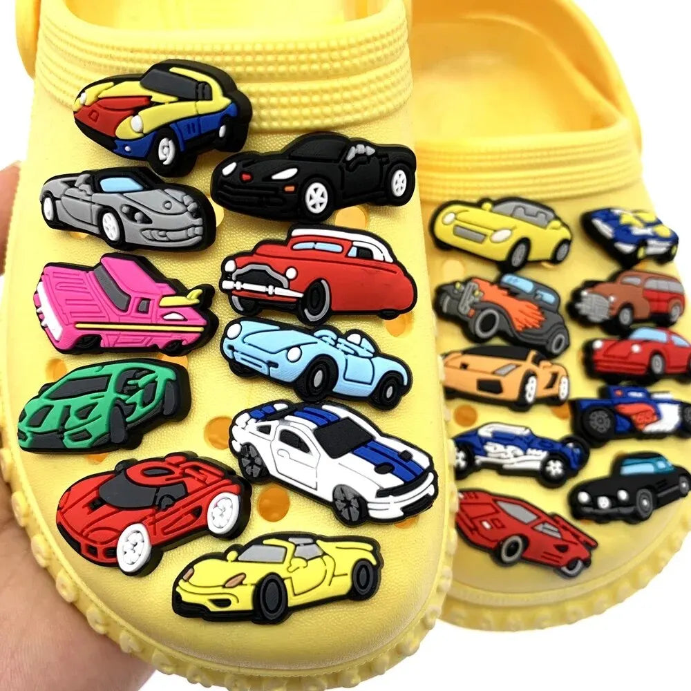 24tlg. Auto-Serie Schuh-Charms-Set für Clogs Bogg Bag Bubble Slides Sandalen, PVC Schuhdekorationen Strandtaschen-Accessoires Geschenk